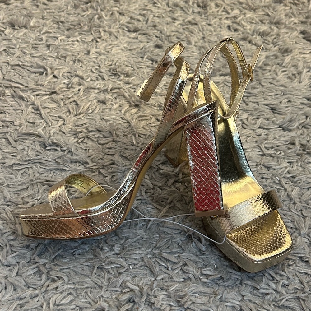 🩷 closet clear out 🩷 Aldo Leela gold platform heels
